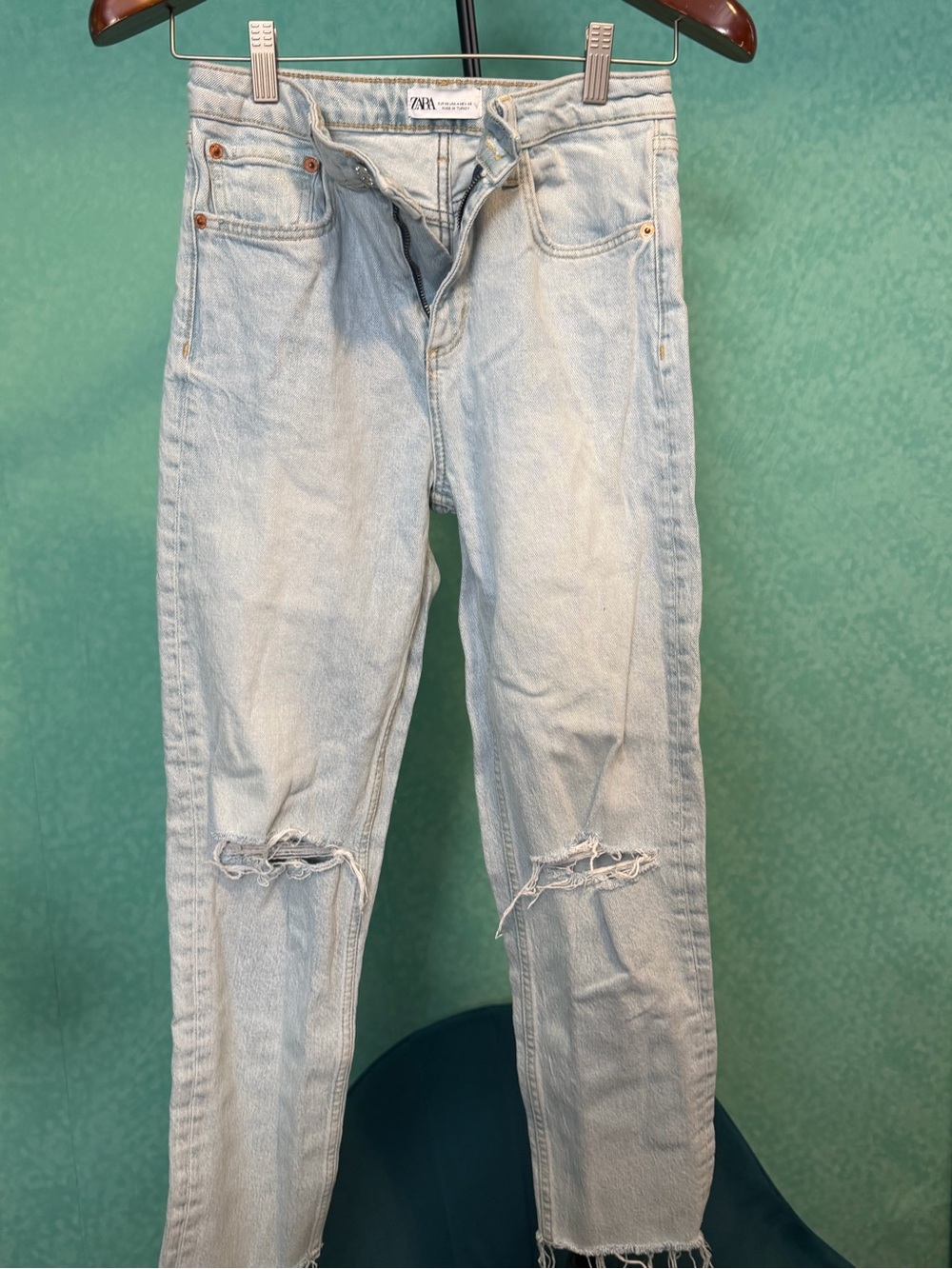 👖✨Zara Light Wash Ripped High-Rise Women’s Jeans